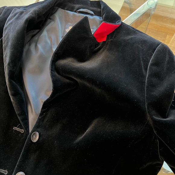 Sophisticated velvet blazer from Barbour. Red accent. Size 14.
Great base piece! - Picture 4 of 5